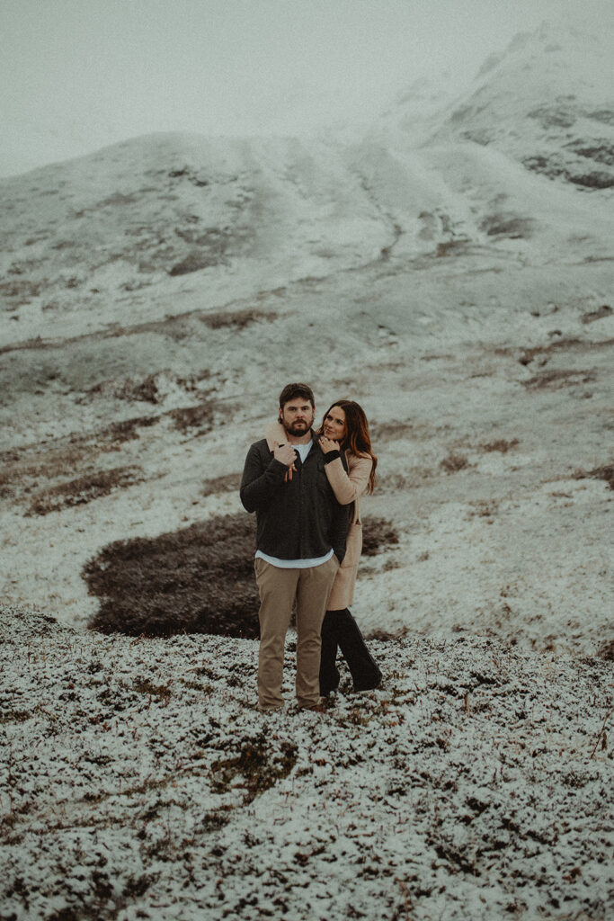 couple hugging during their photoshoot