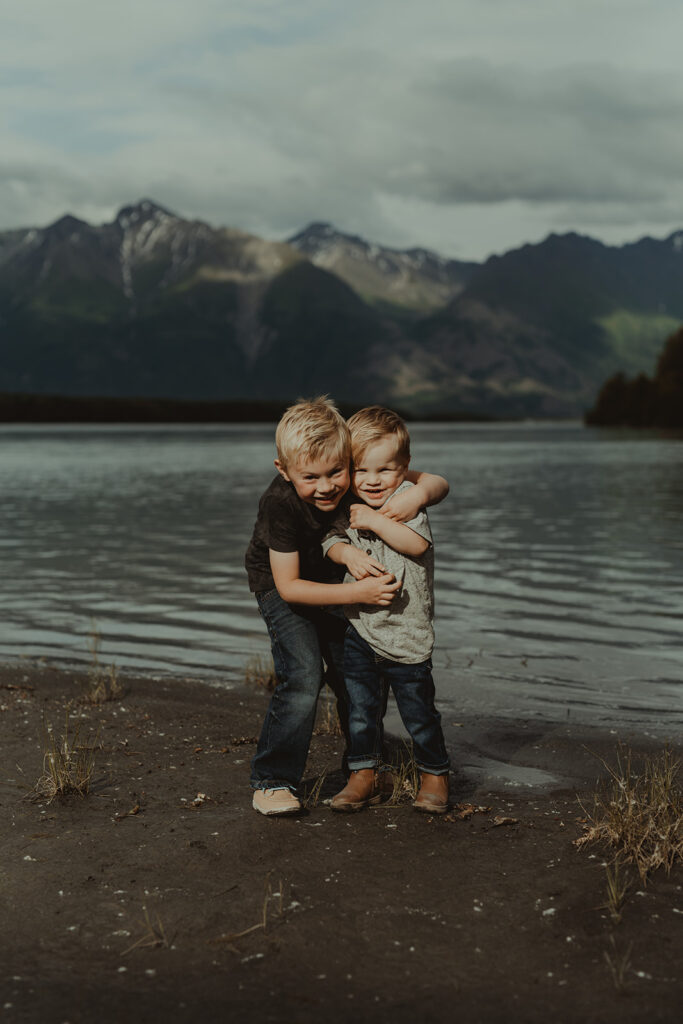 siblings hugging during their family session